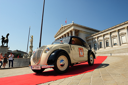 Im Rahmen der Vienna Classic Days 2016 fahren die Oldtimer über die Parlaments-Rampe<br>Foto: Dirk Hartung