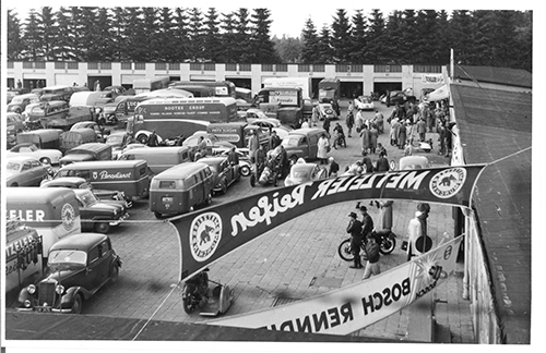 Zwei Jahre nach Kriegsende fand das erste Nachkriegsrennen auf dem Nürburgring statt. Danach füllte sich das Fahrerlager immer häufiger mit Leben. Foto: Archiv ADAC