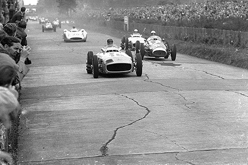 GP Europa 1954: Sieger Juan Manuel Fangio im Mercedes-Benz W 196 R vor Stirling Moss (Maserati 250 F) und Hermann Lang (W 196 R), dahinter Hans Herrmann im Stromlinien-W 196 R. Foto: Daimler AG