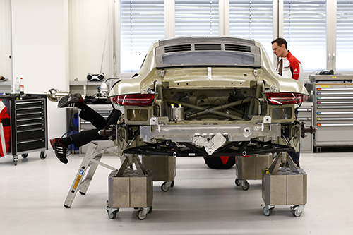Handarbeit Aufbau des 911 RSR in Weissach