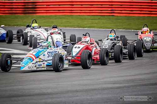 Nico Gruber fuhr bei seinem Debüt in der Britischen Formel Ford Meisterschaft zweimal in die Top 10