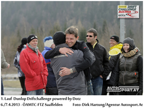 Um 17.04 war der Sieg perfekt: Wolfgang Schmid gratuliert Michael Blümel - Foto: Dirk Hartung/Agentur Autosport.at