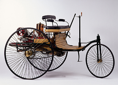 Benz Patent-Motorwagen aus dem Jahr 1886 (Nachbau). Am 29. Januar 1886 meldet Carl Benz sein „Fahrzeug für Gasmotorenbetrieb“ zum Patent an. 