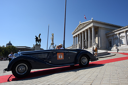 Horch 500 aus dem Jahr 1034 auf der Rampe des Wiener Parlaments<br>Foto: Dirk Hartung/Autosport.at