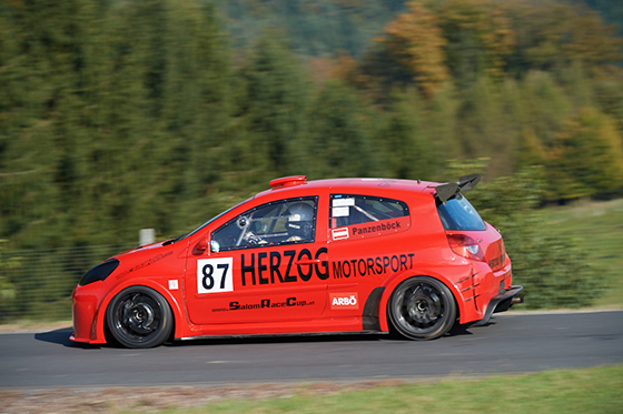 Rene Panzenböck (Herzog-Motorsport Renault Clio) mit Rundstrecken-Abstimmung am Berg unterwegs<br>Foto: Helmut Hiesinger/Autosport.at