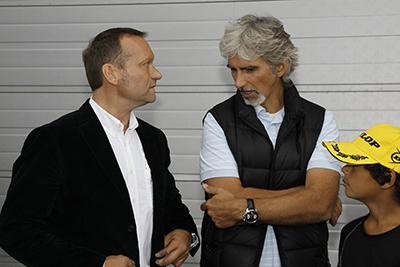 Kirs Nissen, hier im Gespräch mit Damon Hill 2010 in Brands Hatch<br>Foto:  Volkswagen, Bildagentur Kräling