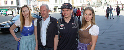 Dr. Helmut Marko & MAx Verstappen, flnakiert von 2 Formula Unas, zu Besuch in der Red Bull World Graz.